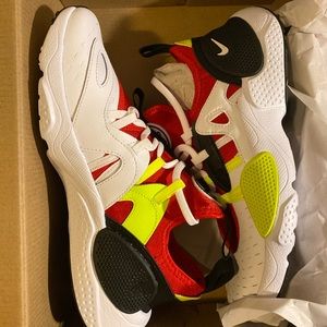 BRAND NEW Nike Huarache Edge